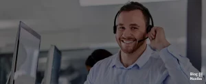 Hombre adulto joven con barba feliz, dentro de un call center